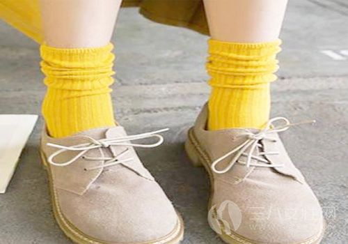 条纹中筒袜配运动鞋。