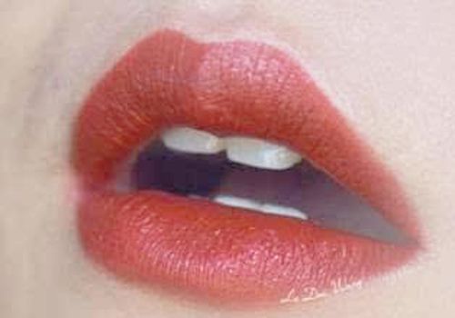 咬唇妝口紅怎麼塗 畫咬唇妝的口紅選擇有哪些