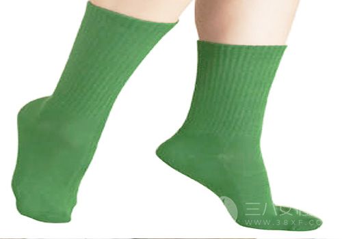 绿色袜子搭配运动鞋
