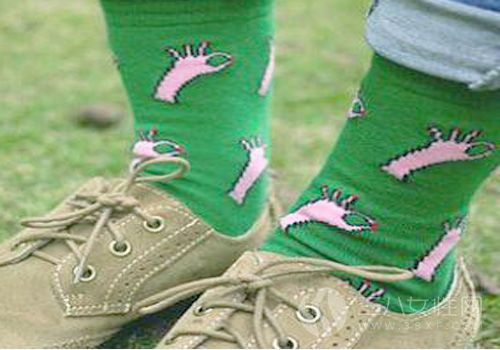 绿色袜子搭配厚底鞋