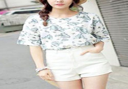 白色高腰短裤配什么上衣好看 初秋也要性感又可爱