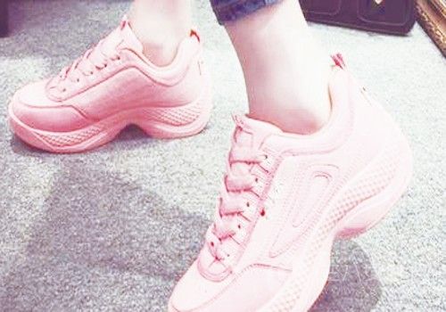 粉色运动鞋搭配袜子