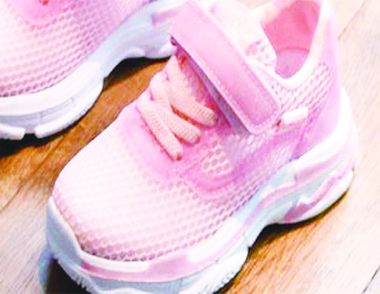 粉色鞋搭配什么衣服 搭配粉色鞋子的雷区