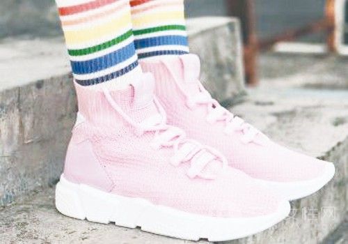 彩虹襪和粉色鞋子