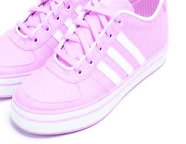 粉色运动鞋忌讳的搭配 搭配粉色运动鞋的雷区
