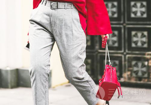 红色包包+红色条纹上衣