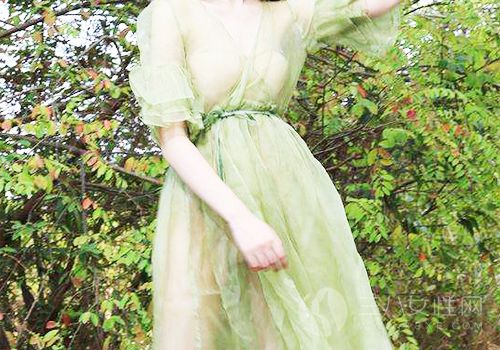 绿色连衣裙+小白鞋
