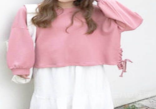 粉色T恤+白色A字半身裙