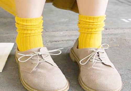 黄色袜子搭配什么鞋 如何搭配袜子