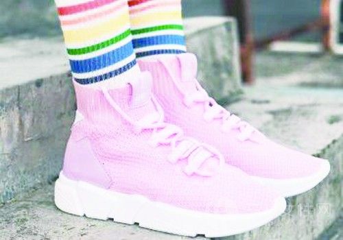 粉色鞋搭配彩虹袜