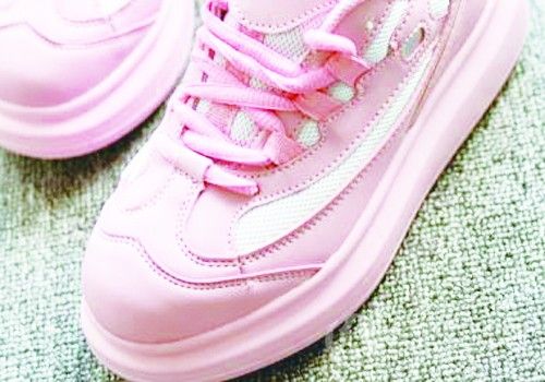粉色鞋搭配襪子