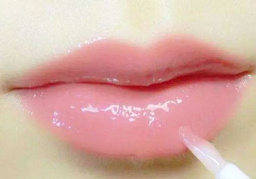 潤唇膏和口紅的區別 潤唇膏有什麼功效