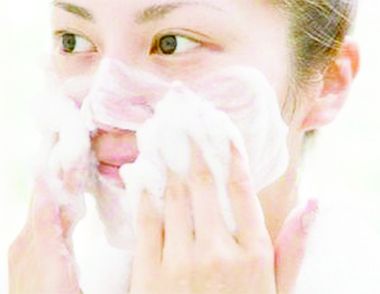 臉上長痘痘時怎麼正確洗臉 如何洗臉對皮膚更好