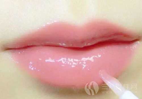唇膏的主要作用在於潤唇