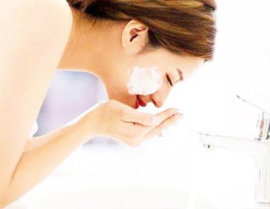 洗脸的正确方法 洗脸后用什么擦脸