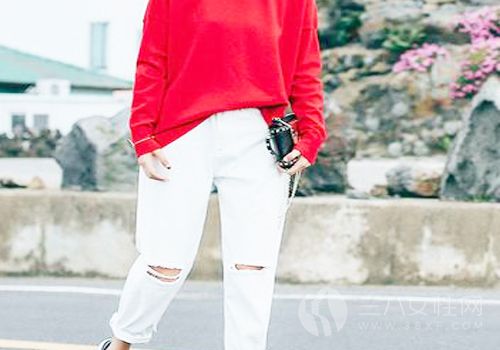 红色卫衣+白色破洞牛仔裤