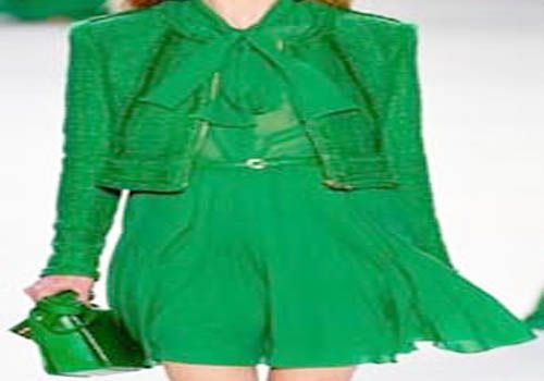 绿色包包与衣服颜色搭配 冬季适合的包包颜色有哪些
