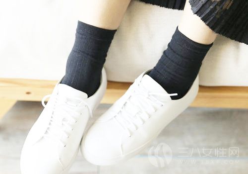 小白鞋+黑色中筒袜