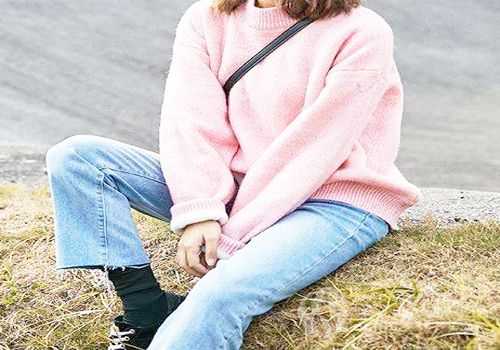 粉色毛衣搭配高腰小腳褲