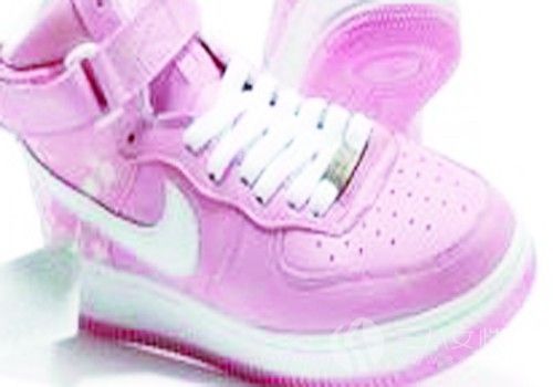 粉色運動鞋
