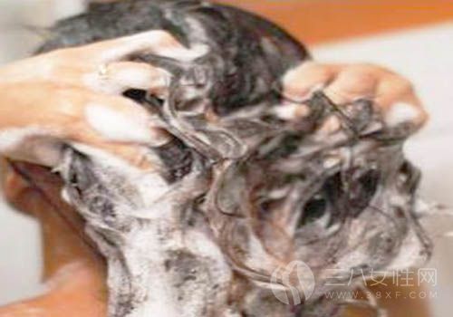 洗发水直接抹在头皮会导致脱发吗