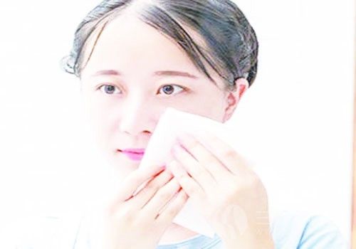 使用洗脸巾
