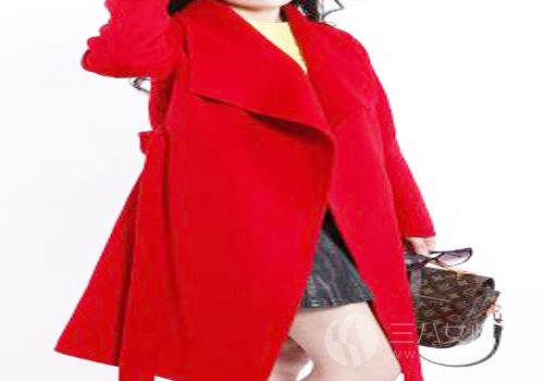 红色大衣+黑色打底裙