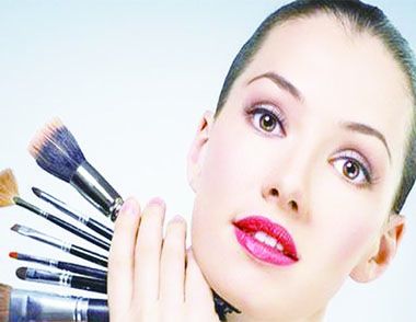 化妆卡粉浮粉怎么办 预防脸部浮粉的方法