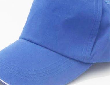 深藍色帽子怎麼搭配衣服？