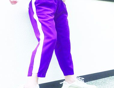 紫色运动裤怎么搭配好看 搭配紫色运动裤的鞋子