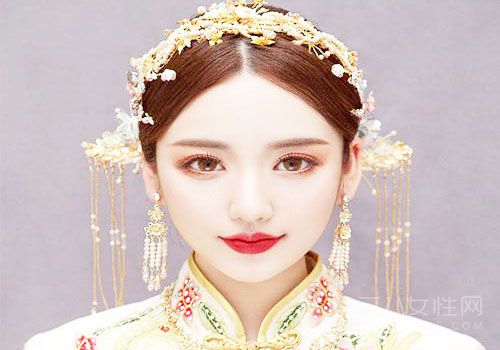 中式新娘盤發+金色頭飾