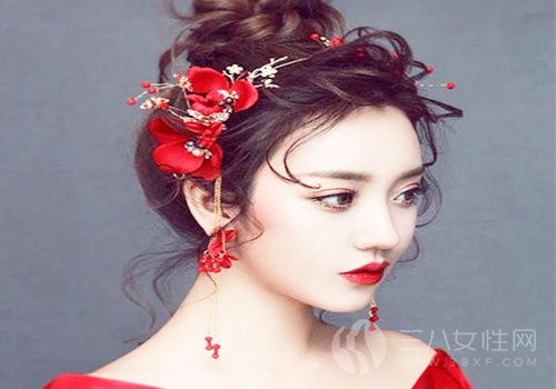 礼服款盘发+红色玫瑰