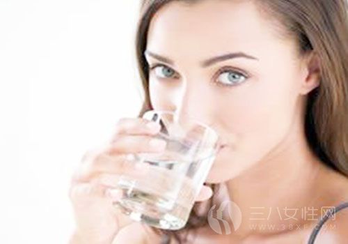 女人喝水过多的坏处
