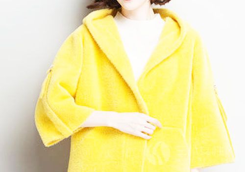 黄色厚毛衣