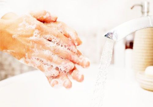用溫水洗手