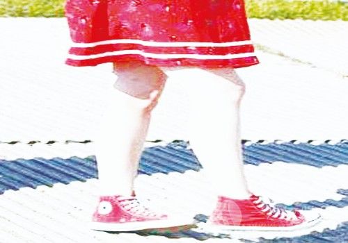 红色帆布鞋裙子