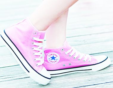 粉色的鞋穿什么袜子好看 什么颜色的裤子适合搭配粉色鞋子