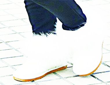 白色雪地靴配什么裤子 还有哪些颜色的雪地靴好看