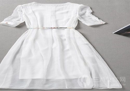 白色連衣裙