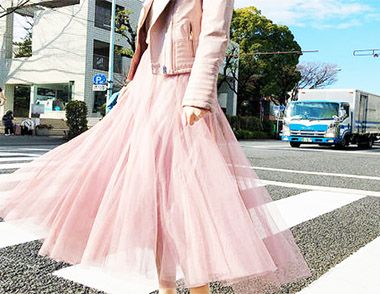粉色半身裙搭配什麼顏色的上衣 什麼鞋子顏色可以搭配粉色半身裙