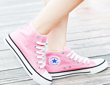 粉色鞋子配什么颜色的袜子好看 什么颜色的裤子适合搭配粉色鞋子