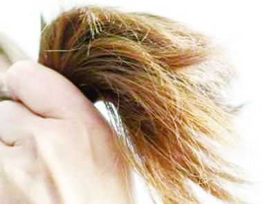 女性頭發幹燥什麼原因 如何對幹燥頭發護理