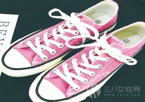 嫩粉色運動鞋