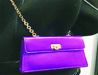 紫色包包能配什么颜色衣服