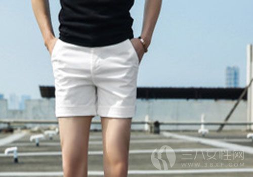 白色超短裤