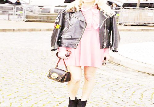 粉色连衣裙搭配黑色皮夹克
