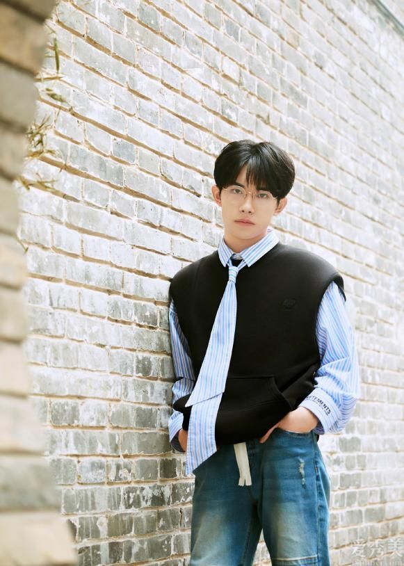 易祥千玺VETEMENTS“秋春一年四季”穿衣搭配大赏