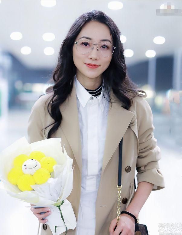现如今不流行把衬衫塞进牛仔裤子子里了,看一下韩雪是怎么穿的,贼时尚