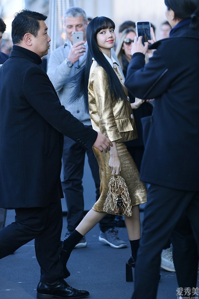 Lisa黑长直发型配金黄连衣裙开演震撼回首杀