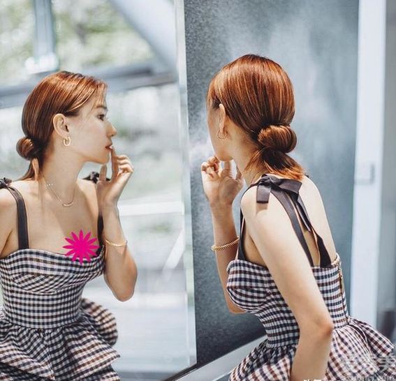格子图案吊带背心上衣外套配9分裤,赌王女儿何超莲确实敢穿,气场不输美女模特